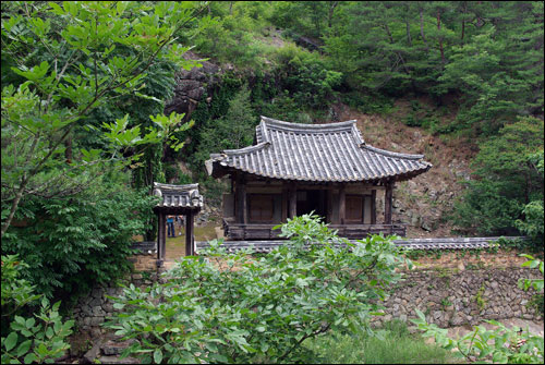 계곡 건너편 산기슭에 차분하게 앉은 만휴정. 다섯 칸짜리 건물이지만 위압적이지 않고 주변의 경관 속에 살갑게 녹아 있다. 왼편에 낸 일각문도 정겹다. 